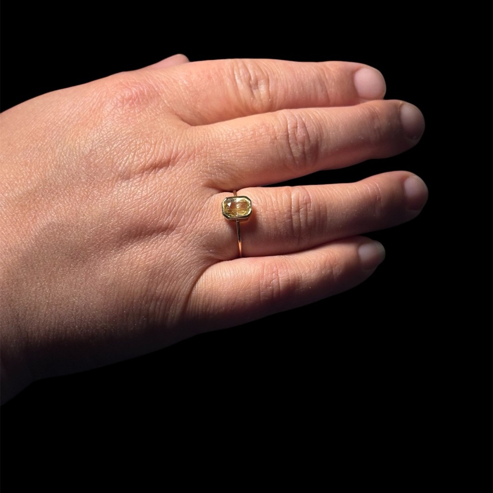 2.2 Carat Sri Lankan Yellow Sapphire 18k Gold
Ring - Size 8.5